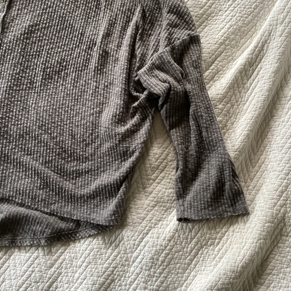 Urban Outfitters loose sweater - Picture 3 of 3
